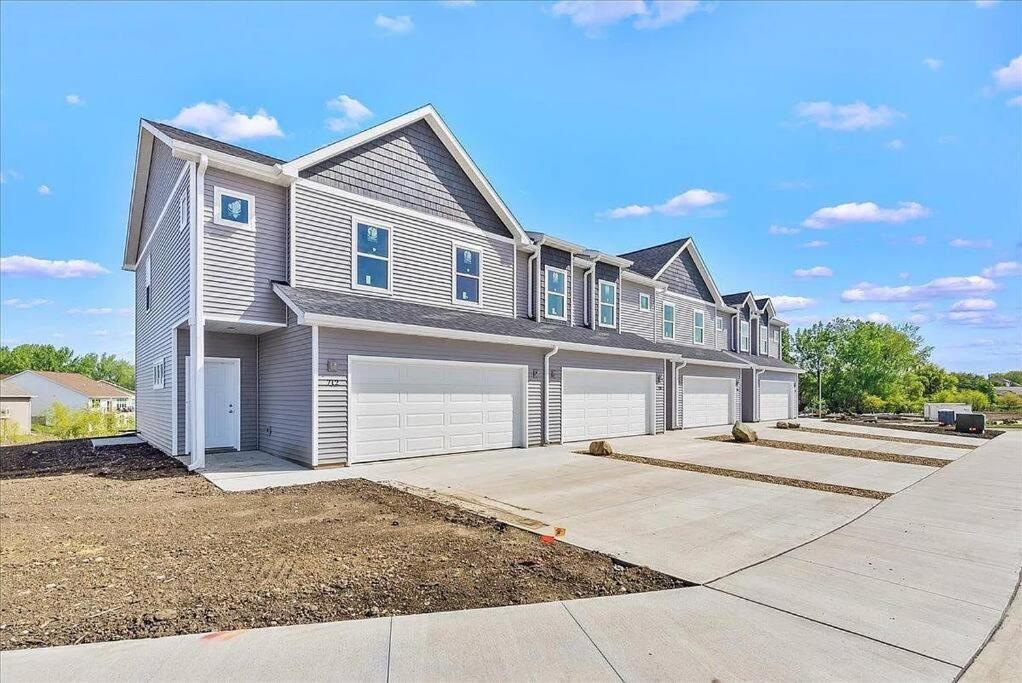 Central Cedar Falls New Construction Townhome! Exterior photo